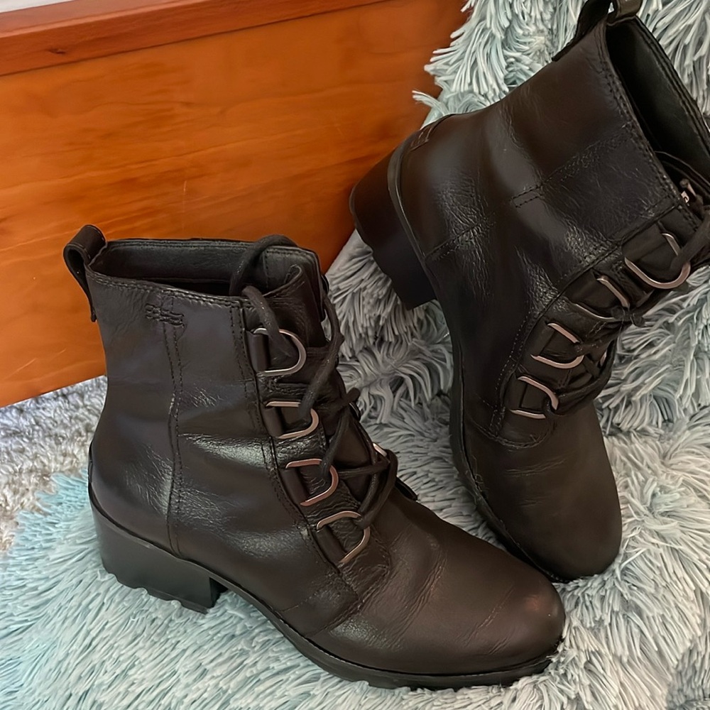 Sorel Leather boot with lace up tie size 9 Black worn once
